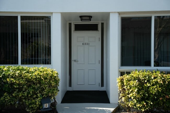 Building Photo - 6231 Bay Club Dr