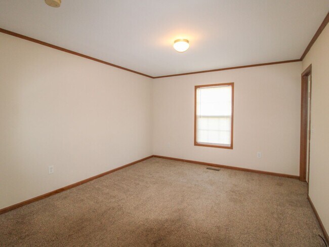 Building Photo - 130 Meadows Ln