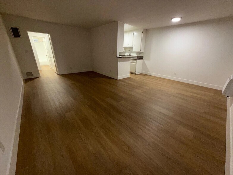 Building Photo - 10776 Rose Ave