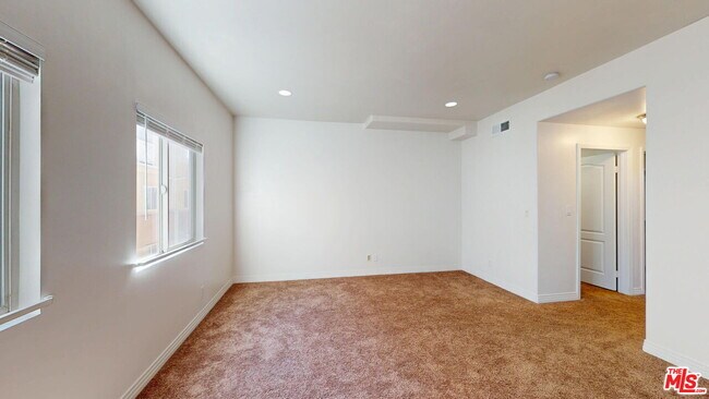 Building Photo - 11622 Oxnard St