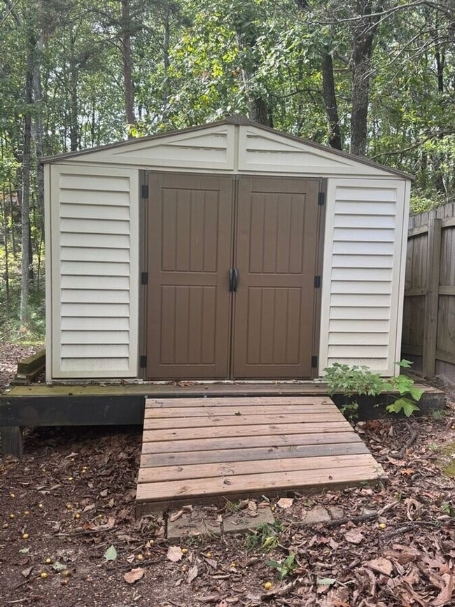 Building Photo - 1930 Oak Ridge Ct