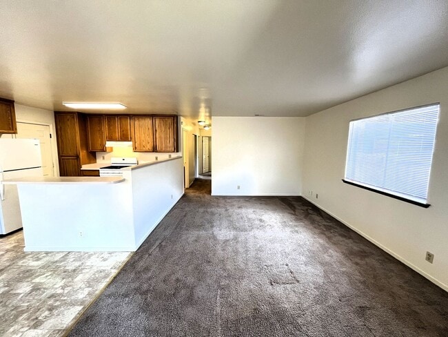 Building Photo - 2025 Thiel Ave