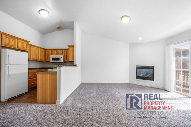 Building Photo - 3 bedroom 2 Bath Townhouse - 1 Car Garage