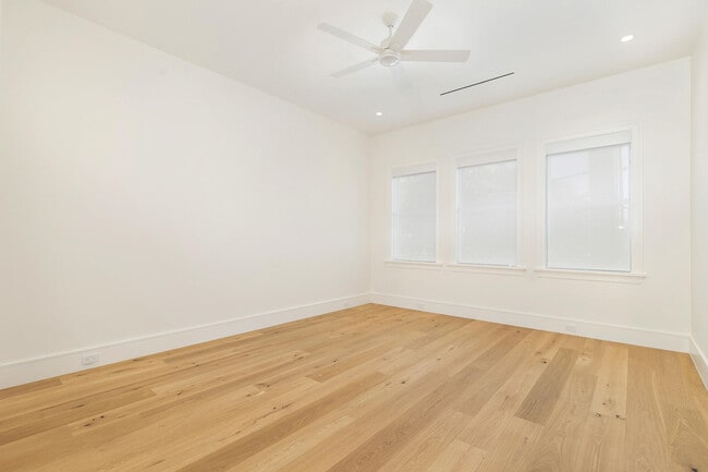 Building Photo - 261 Royal Poinciana Way