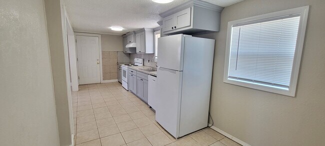Building Photo - UPDATED COUNTRY PROPERTY