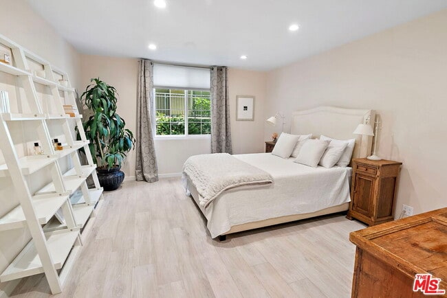 Building Photo - 838 S Barrington Ave