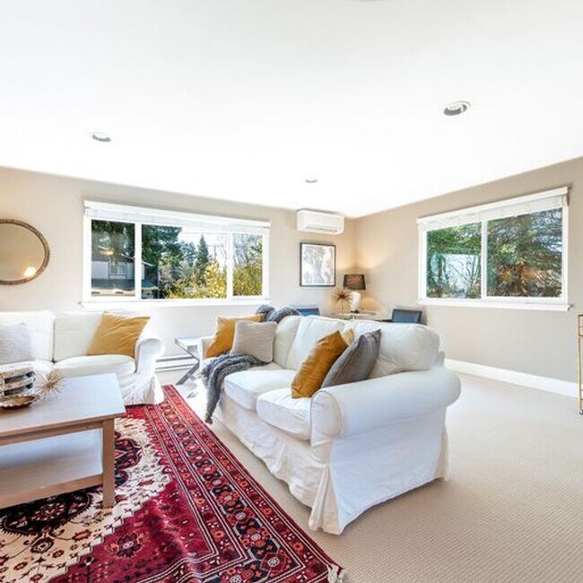 Building Photo - Charming Rambler in North Seattle!