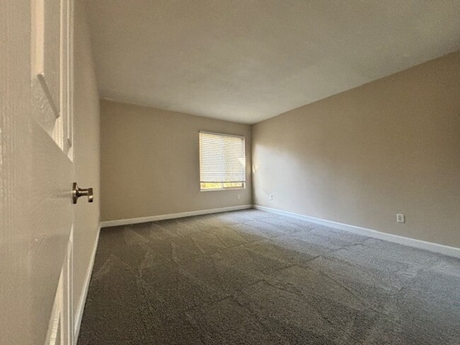 Building Photo - Mission Valley-Beautifully Updated Condo-N...