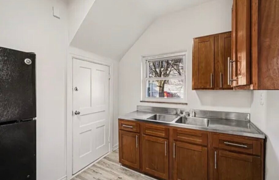 Building Photo - 406 E 38th St