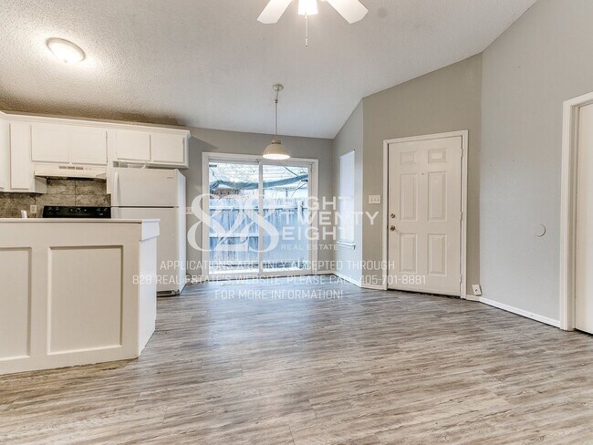 Building Photo - Now Touring & Available for Move in! 3 Bed/1.5 Bath Duplex in West Norman!