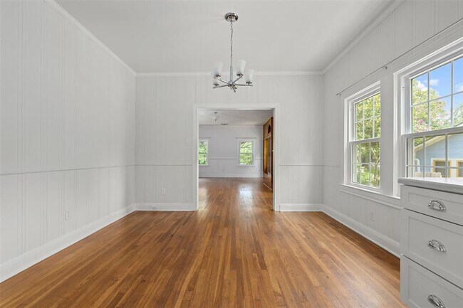 Building Photo - 2111 Kenwood Ave