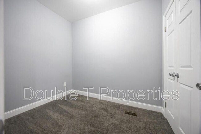 Building Photo - 10 N Ellwood Ave