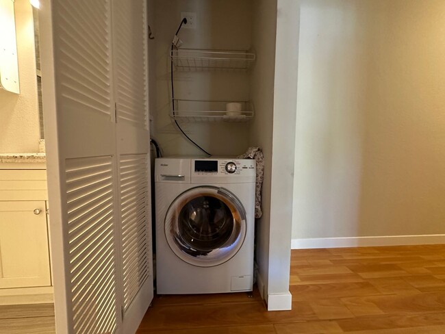 Building Photo - Beautiful remodeled 2 bedroom and 1 bath c...