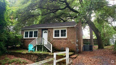 Building Photo - Cozy Private Single Family