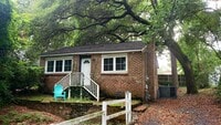 Building Photo - Cozy Private Single Family