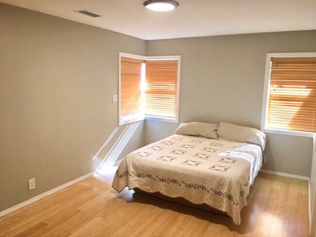 Building Photo - **AVAILABLE NOW**