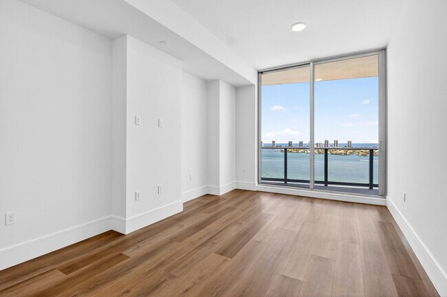 Building Photo - 220 Lake Shore Dr