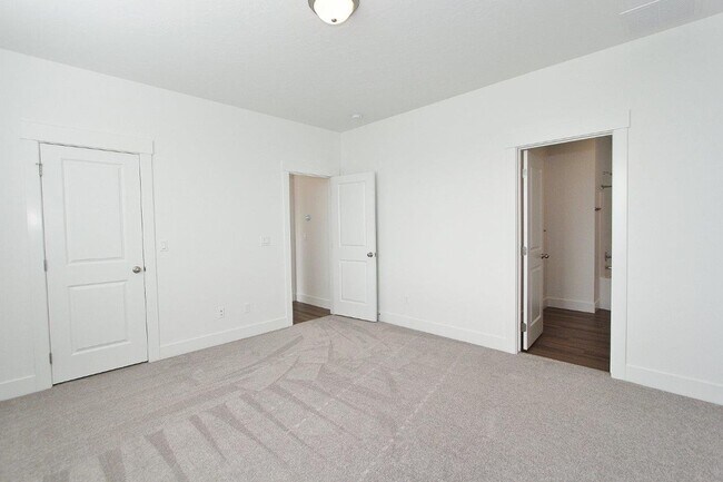 Building Photo - Immaculate Single-Level Home