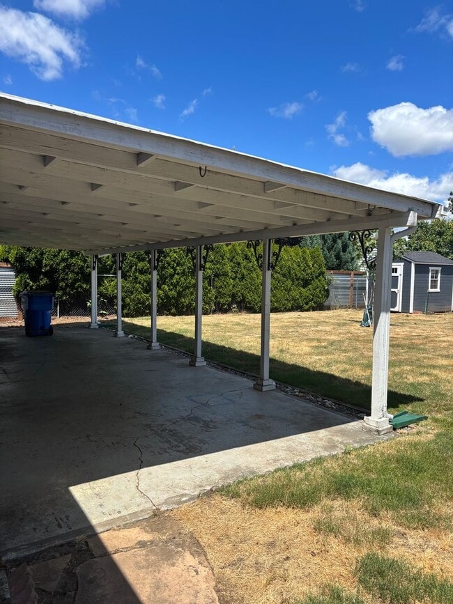 Building Photo - Single level 3 bedroom- Huge yard!