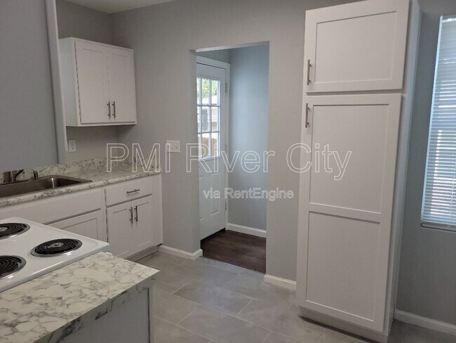 Building Photo - 1356 River Hills Cir E