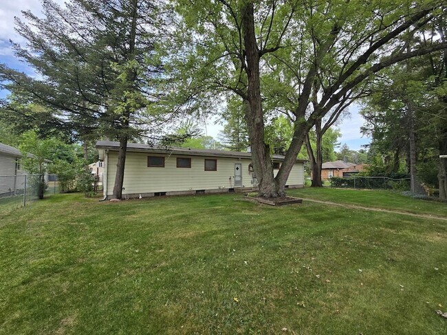 Building Photo - 721 N Carroll Ave