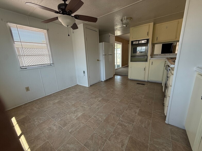 Building Photo - 3601 E Wyoming Ave