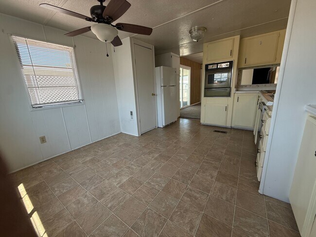 Building Photo - 3601 E Wyoming Ave