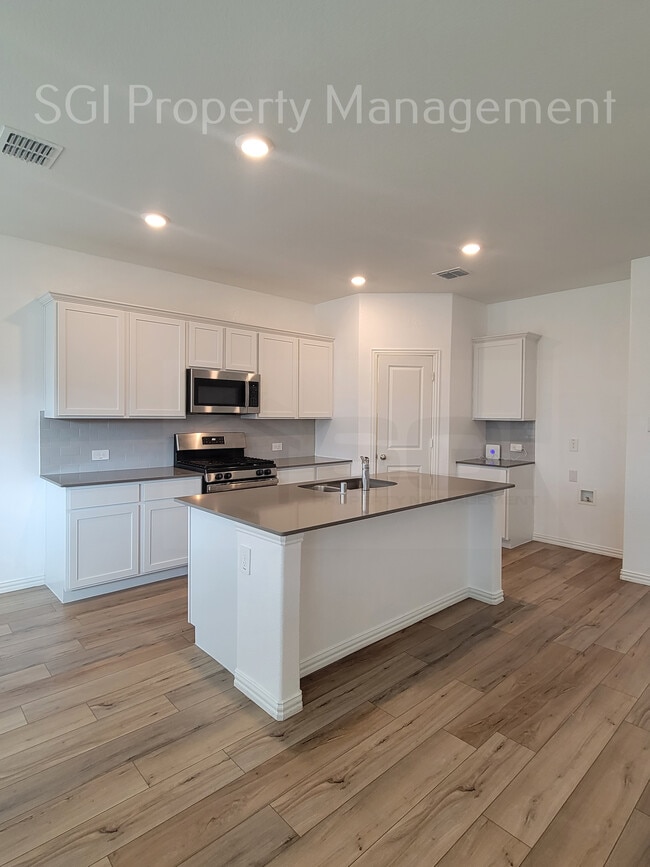 Building Photo - 3805 Thomas Plns Dr
