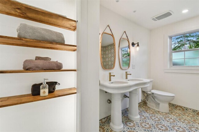 Building Photo - 145 24th Ave SE