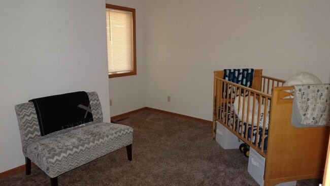 Building Photo - 611 S Cherry Ln