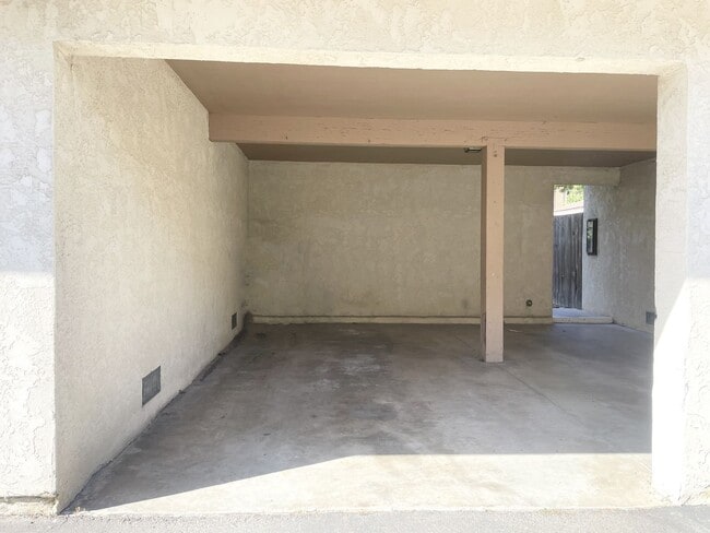 Building Photo - Fully Remodeled Fire Mtn. Townhome w/ Garage!