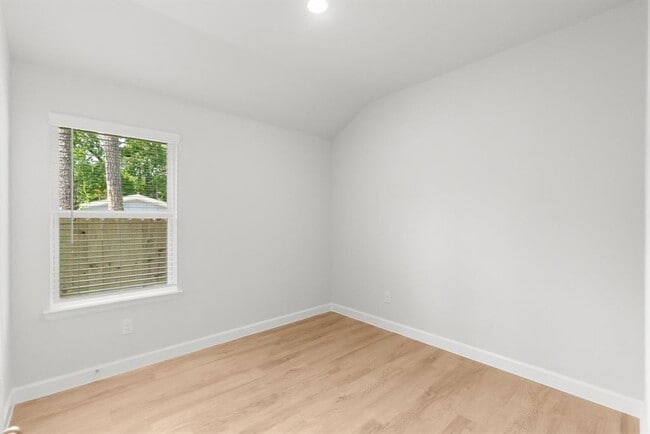 Building Photo - 16955 Balmoral St