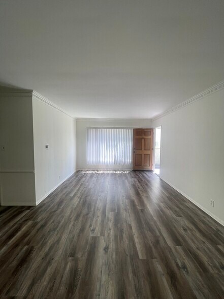 Building Photo - 1118 S Sherbourne Dr