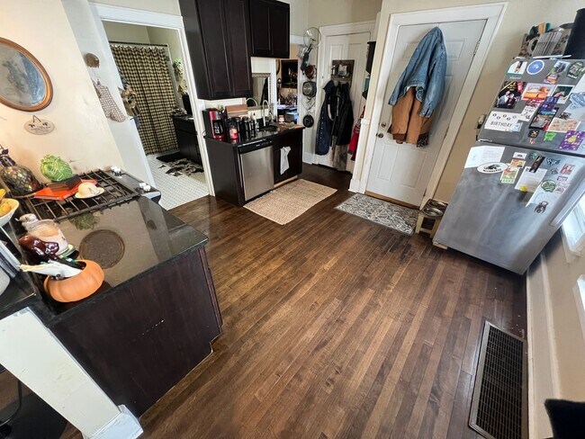 Building Photo - 506 E Locust St