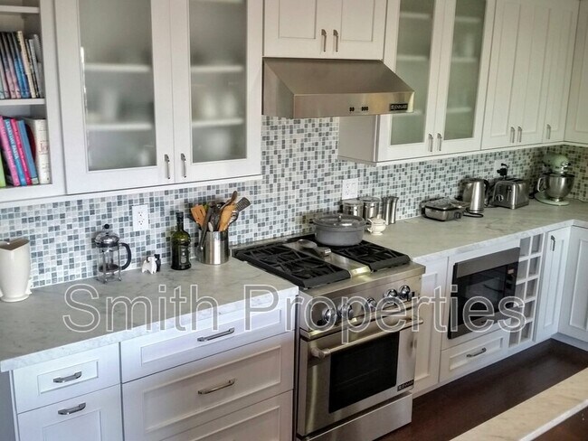 Building Photo - 509 N Helberta Ave