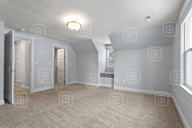 Building Photo - 414 W 29th Ave