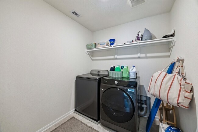 Building Photo - 25227 Sierra Mnr Ct