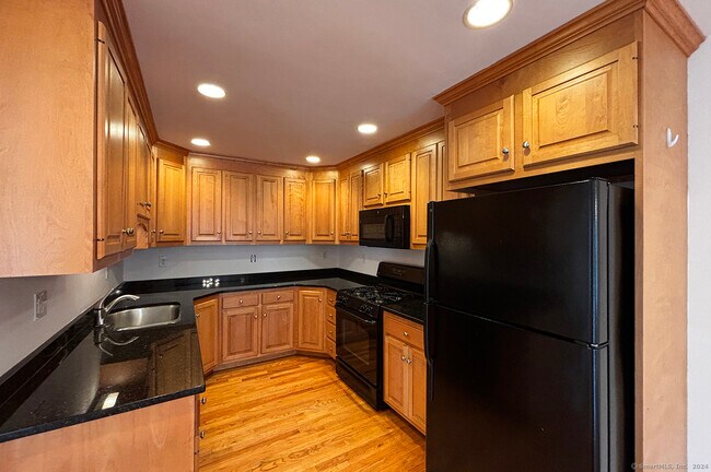 Building Photo - 967 Tunxis Hill Rd