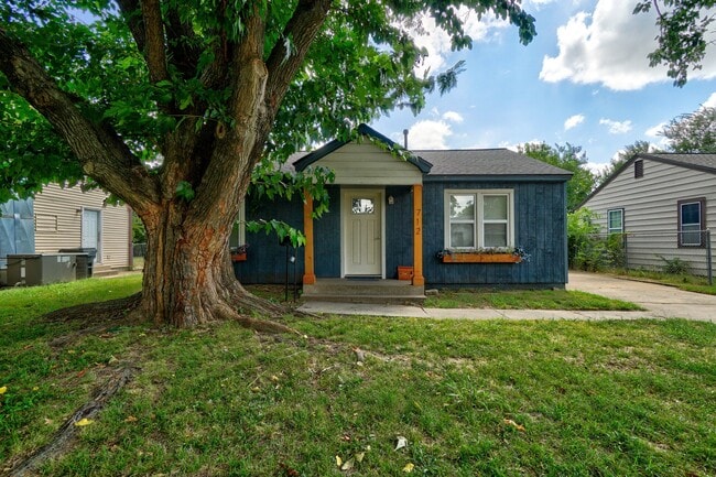 Building Photo - 712 Dakota St