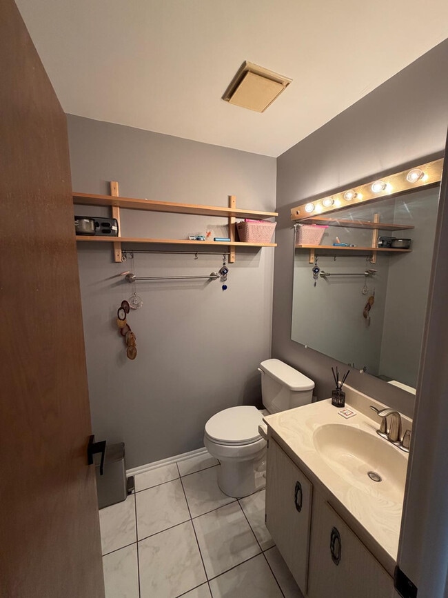 Building Photo - 15 Constitution Ct