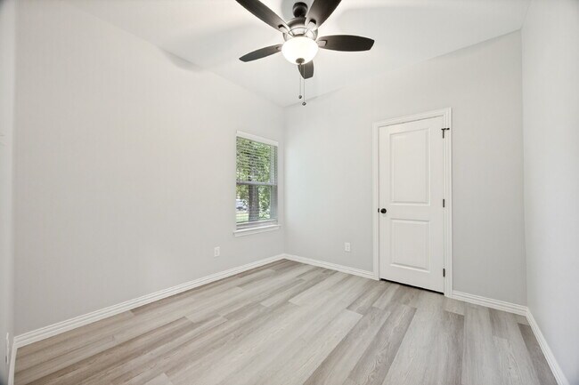 Building Photo - "Charming 3-Bed Home with Granite Elegance on East Pecan Street, Sherman, TX!"