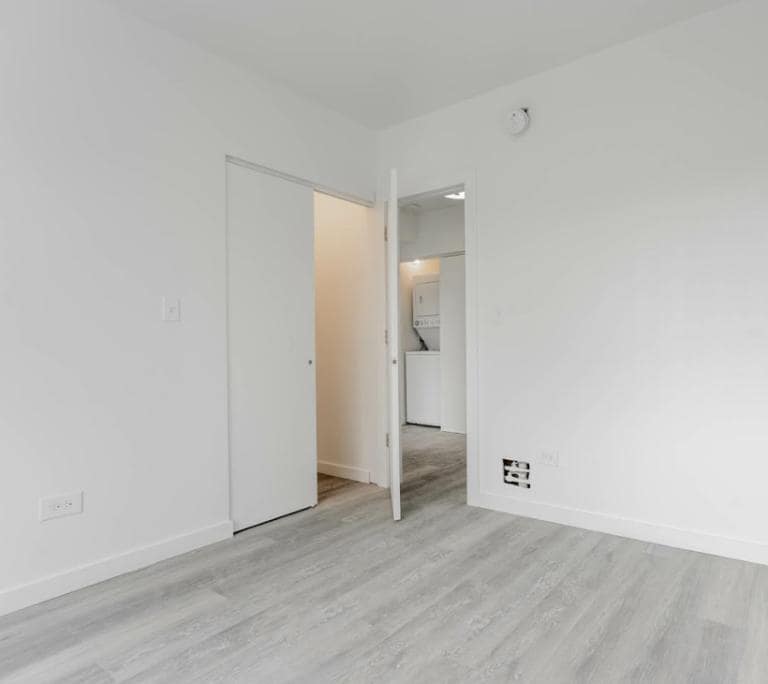 Building Photo - 1704 W Glenlake Ave