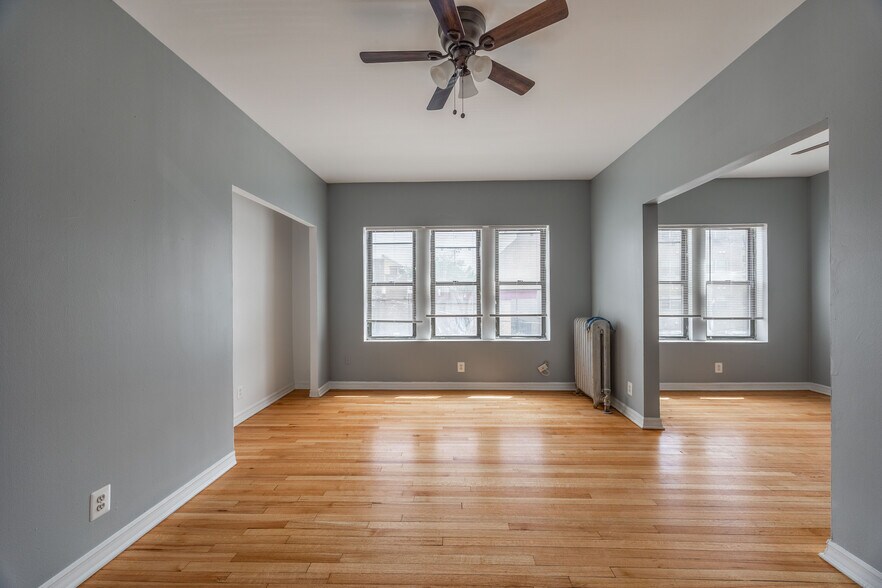 Primary Photo - 1319 W Estes Ave