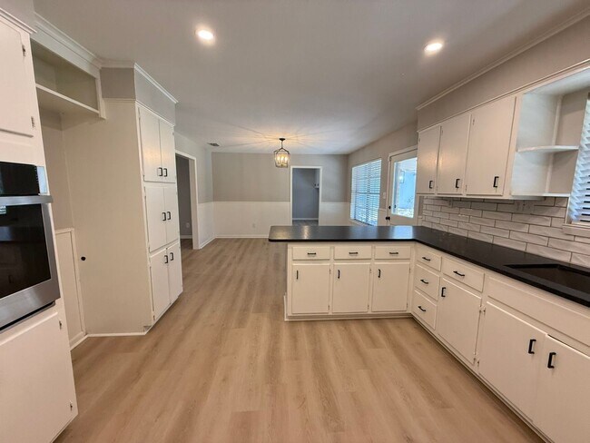 Building Photo - Available-Remodeled 3/2 with 4-Car Garage!