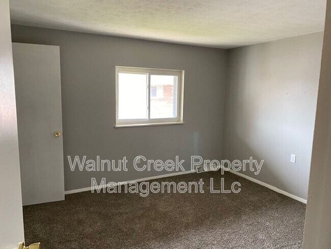 Building Photo - 671-681 Shoreline Dr