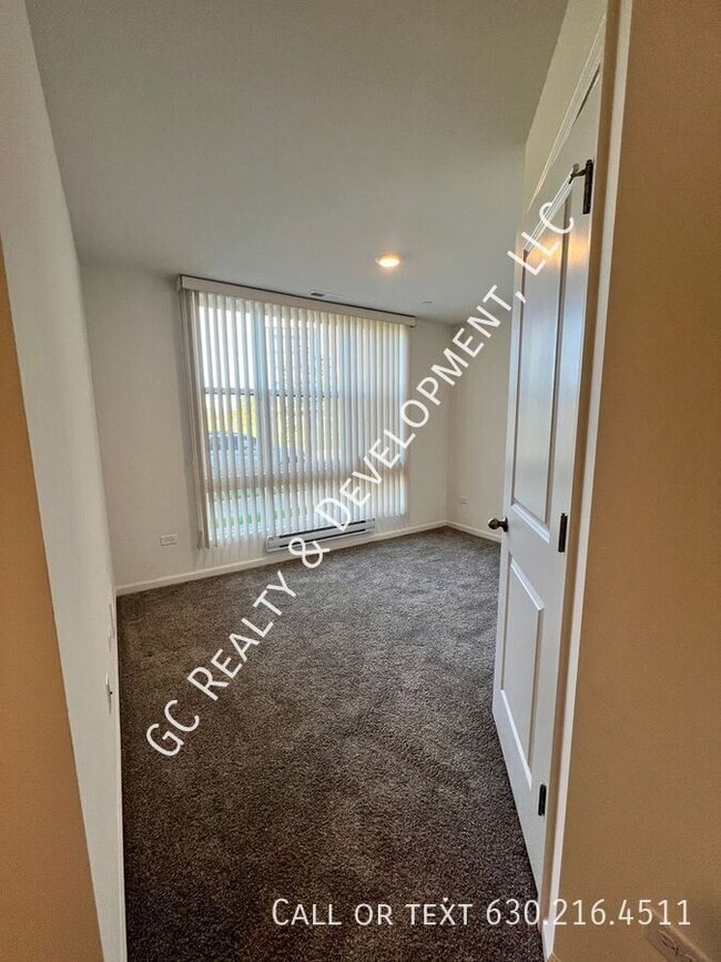 Building Photo - 2217 Parkside Dr