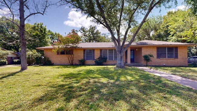 Building Photo - 203 W Brookside Dr