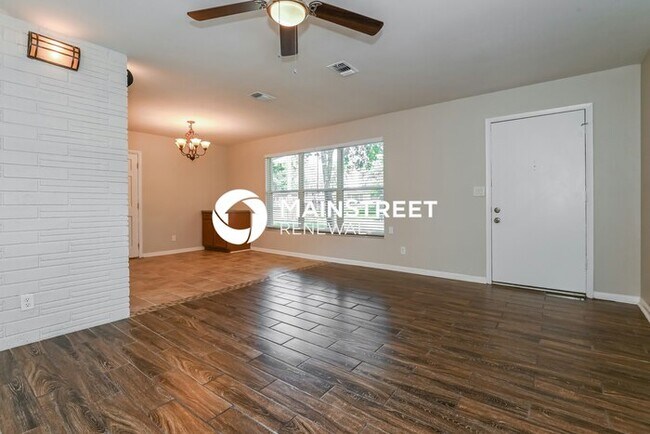 Building Photo - 3 Bedroom Pet-Friendly Home in Jacksonville, FL with Main Street Renewal