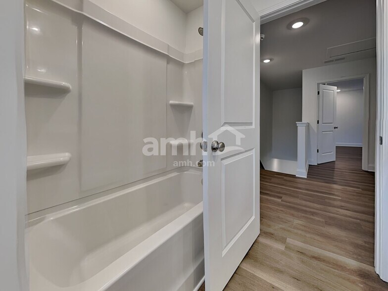 Building Photo - 394 Pointe Dr