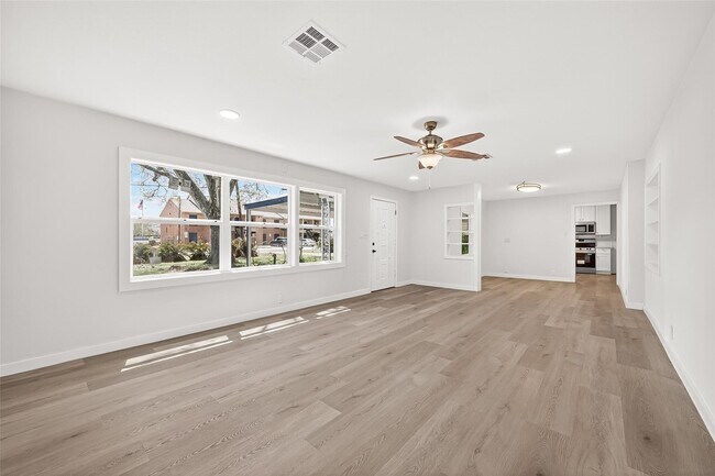 Building Photo - 815 Brooks Ave